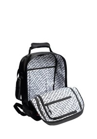 Zaino nero con un design strutturato, caratterizzato da un interno bianco con un motivo di testo ripetuto. Include un compartimento frontale con cerniera.