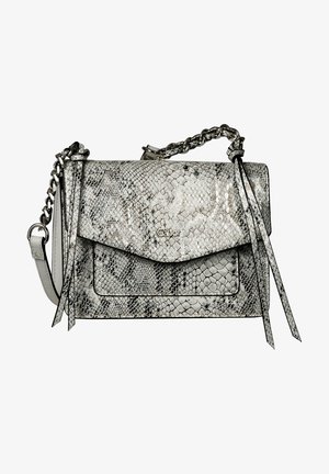 Grau schlangenlederne Handtasche mit Klappenverschluss, Kettenriemen und Fransendetails. Verfügt über eine glänzende Textur und ein Logo-Detail auf der Vorderseite.