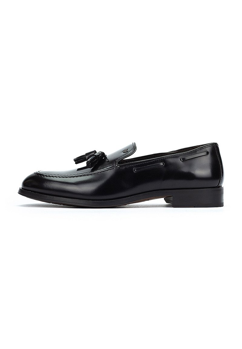 Mocasines de cuero negro con un acabado suave, punta redonda, borlas decorativas en la parte superior y un tacón bajo apilado para mayor estabilidad.