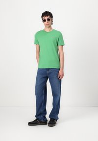 Tommy Jeans JASPE SLIM TEE - Pamata T-krekls - coastal green htr