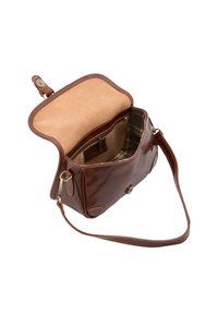 Braune Leder Schultertasche mit Klappenverschluss, glatter Außenseite, kontrastierenden Nähten und einem karierten Stofffutter mit einer Innentasche.