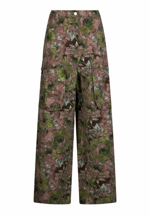 Pantalon cargo en tissu texturé avec des motifs floraux multicolores dans des tons de vert et de marron, doté de grandes poches latérales et d'une coupe ample.