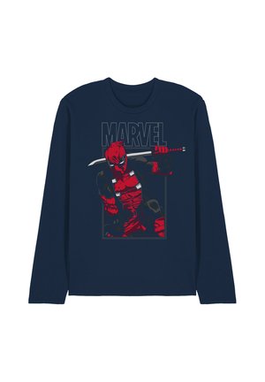 Marineblaues Langarmshirt mit rotem und schwarzem Deadpool, der ein Katana hält, mit dem Wort Marvel über der Figur.
