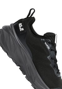 Chaussure de trail Black Jack Wolfskin avec semelle texturée, tige en mesh, boucle de traction au talon et étiquette imperméable TEXAPORE sur le côté.