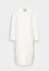 Abrigo blanco acolchado con un gran cuello, cremallera en la parte delantera y bolsillos laterales. Presenta un diseño de longitud media con una textura suave y un patrón de diamantes.