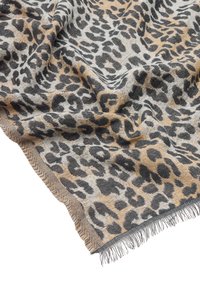 Chusta w panterkę w odcieniach beżu i czerni. Tkanina ma miękką fakturę, frędzlowane brzegi oraz tkany wzór.