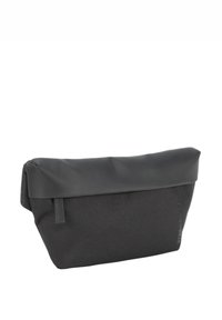Czarna wodoodporna sakiewka z miękkim, składanym dołem, wykonana z wytrzymałej tkaniny. Charakteryzuje się matowym wykończeniem i subtelnym logo na boku.