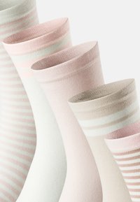 Fem par sokker i blød, ribbet stof. Farverne inkluderer pink, hvid og beige, med striber på nogle par. Glat tekstur og afrundede toppe.