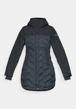 Duga, tamno plava zimska jakna s kapuljačom, podesivim vezicama, bočnim džepovima i zatvaračem sprijeda prekrivenim s gumbima.