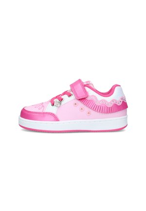 Sneaker per bambini rosa e bianca con lacci, una fascia in velcro, frange decorative e una suola bianca liscia con dettagli rosa.