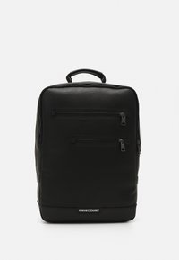 Zwarte synthetische leren rugzak met twee voorzakken met rits, een bovenhandvat en een reliëflogo aan de onderkant. Glad oppervlak en rechthoekige vorm.