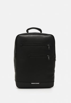 Zwarte synthetische leren rugzak met twee voorzakken met rits, een bovenhandvat en een reliëflogo aan de onderkant. Glad oppervlak en rechthoekige vorm.