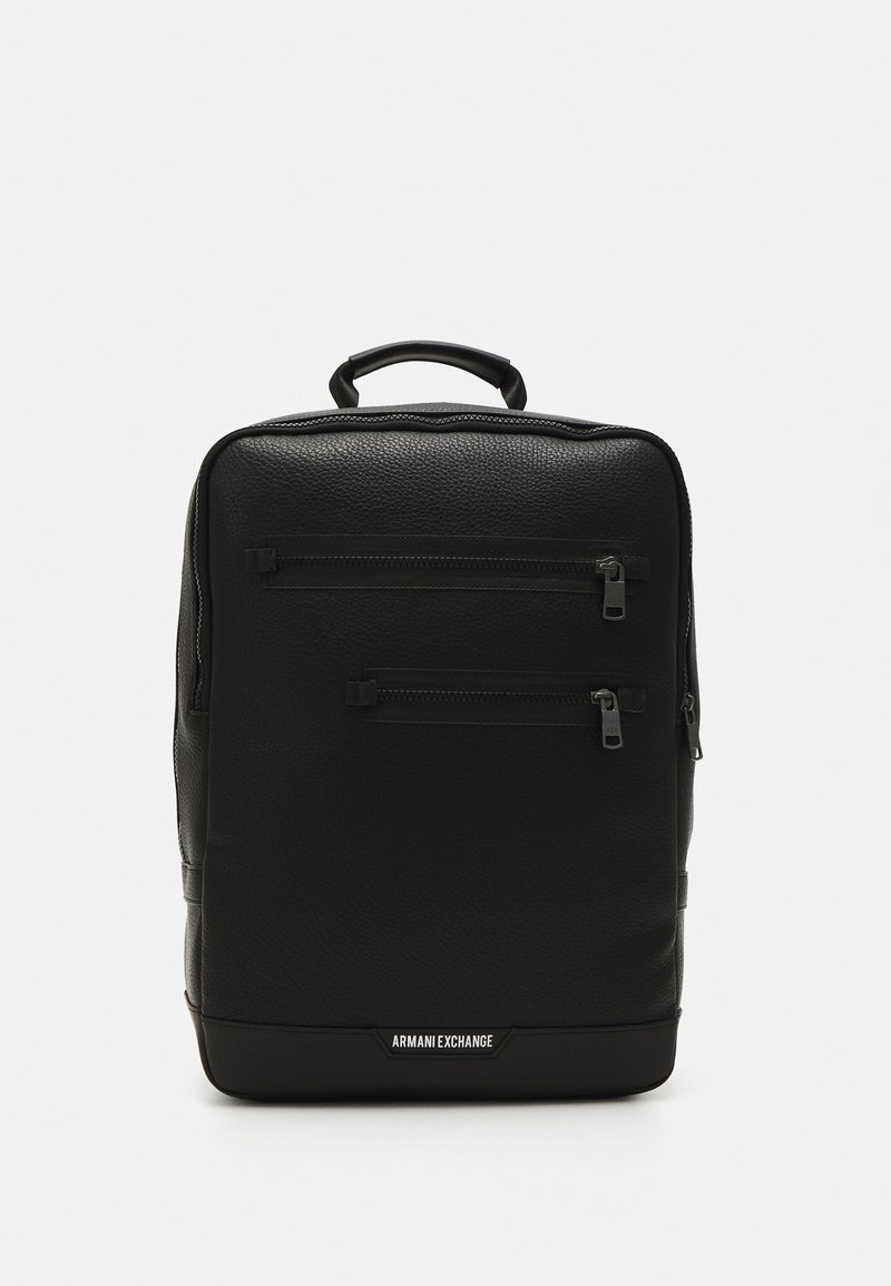 Zwarte synthetische leren rugzak met twee voorzakken met rits, een bovenhandvat en een reliëflogo aan de onderkant. Glad oppervlak en rechthoekige vorm.