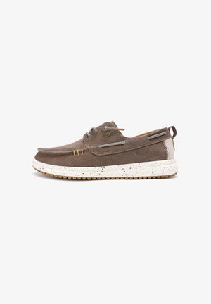 Chaussure en toile marron avec un design à lacets, semelle éclaboussée de couleur claire et accent en cuir beige. Présente des détails de couture sur la partie supérieure.