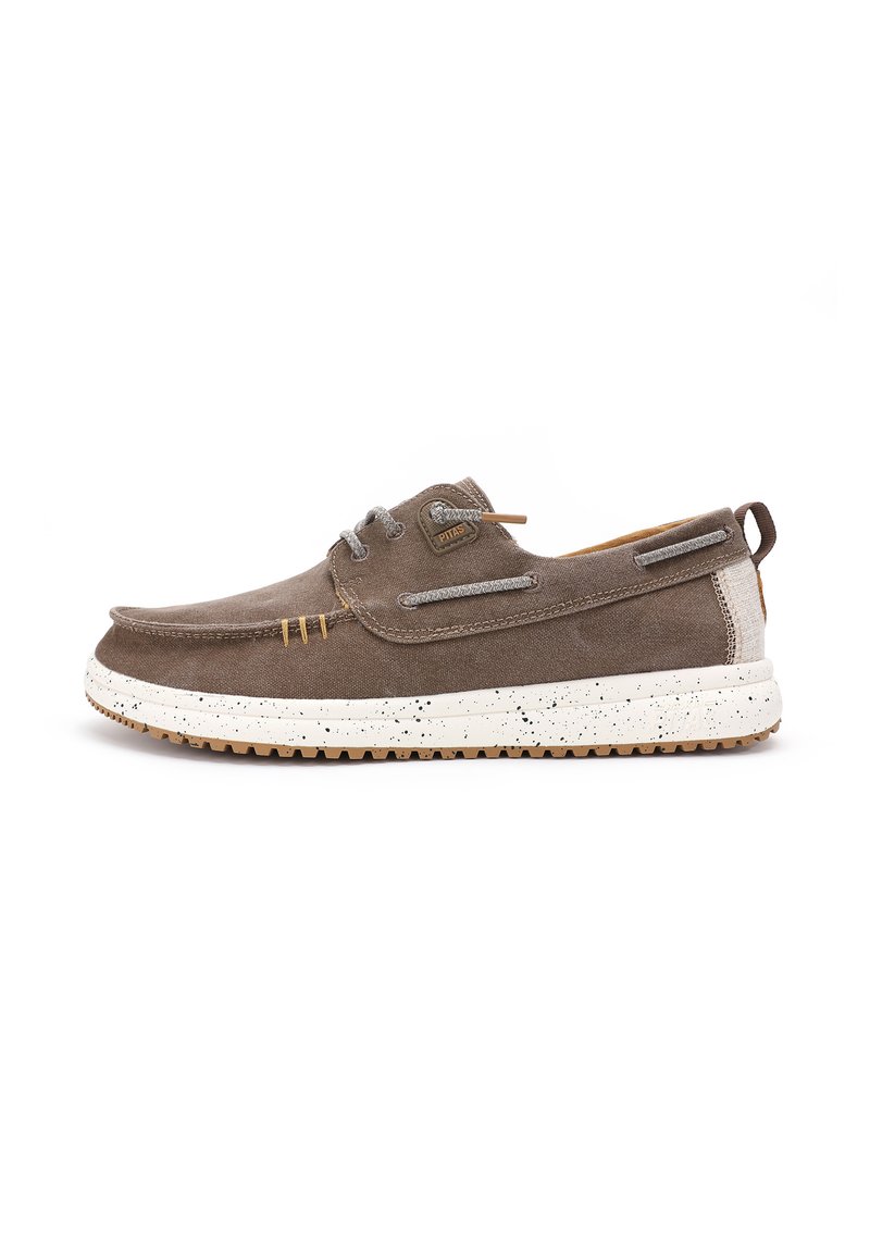 Scarpa di tela marrone con design a laccio, suola screziata di colore chiaro e un inserto in pelle marrone chiaro. Presenta dettagli di cucitura sulla parte superiore.