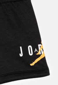 Jordan JORDAN SUSTAINABLE UNISEX SET - Shorts - yellow ochre