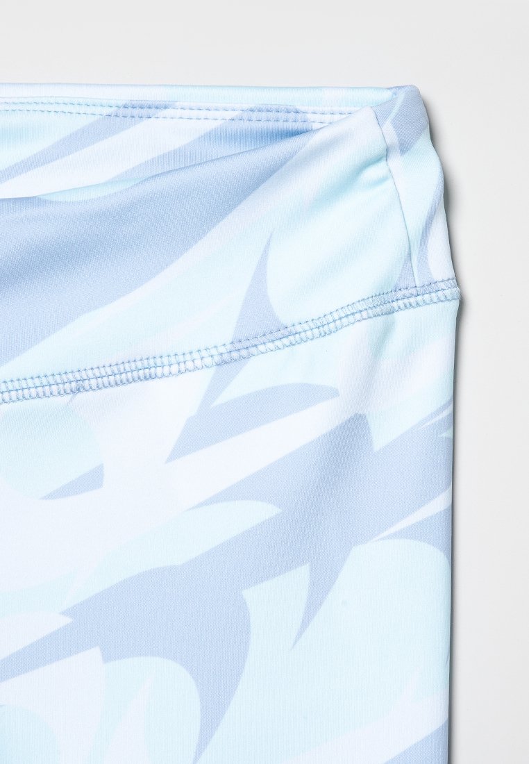 Helle blaue Leggings mit einem Wellenmuster in dunklerem Blau. Hergestellt aus dehnbarem Stoff, mit flachen Nähten entlang des Taillenbunds und der Beine.