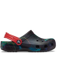 Schwarze Clogs zum Hineinschlüpfen mit mehrfarbigen Streifen, verstellbarem roten Fersenriemen und Belüftungslöchern an den Seiten und oben.