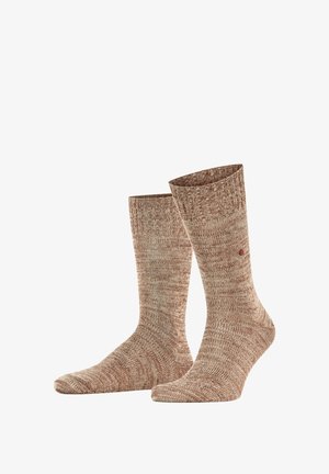 Chaussettes en maille de couleur marron chaud, avec une bordure côtelée et un motif subtil dans l'ensemble, agrémentées d'un petit accent rouge sur le côté.