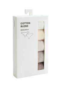 Lot de cinq sous-vêtements féminins style brésilien en mélange de coton, couleurs neutres, dans une boîte blanche de vente avec fenêtre transparente.