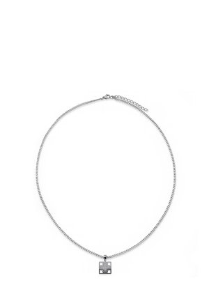 Sølvkjede med et firkantet anheng som har et design med firkløver, lagt flatt på hvit bakgrunn.