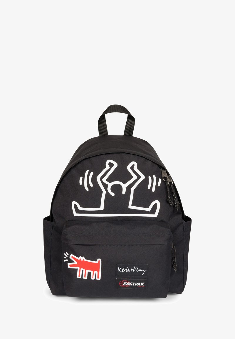 Sac à dos noir avec graphique blanc de Keith Haring, design de chien rouge, et étiquette Eastpak. Comprend une poche avant et une poignée de transport supérieure.
