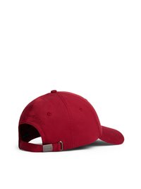Rode katoenen baseballcap met een gebogen klep, verstelbare strap aan de achterkant en reliëf logo-detail. Zachte textuur en effen kleur.