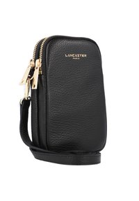 Borsa a tracolla in pelle nera con finitura testurizzata, doppiezza cerniere, hardware in tono oro e tracolla removibile. Presenta logo in rilievo sul davanti.