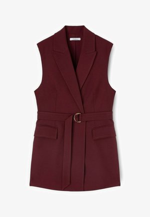 Veste sans manches de style blazer bordeaux avec de larges revers, deux poches à rabat et une ceinture assortie avec une boucle anneau dorée.
