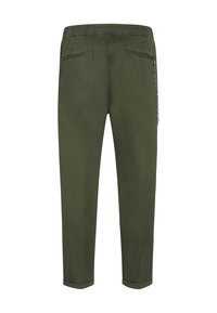 Olivengrønne tapered bukser med elastisk talje, to baglommer og en sølvkæde fæstnet til højre lomme lynlåsen.