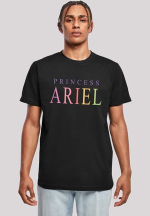 Fekete pamut póló, melyen a "PRINCESS ARIEL" felirat több színben található. Lekerekített nyakkivágás és rövid ujjak. Kényelmes fazon.