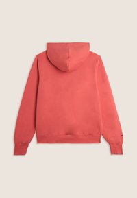 Sudadera coral de tela suave; tiene capucha, mangas largas y puños y dobladillo acanalados. Sin patrones ni logotipos visibles.
