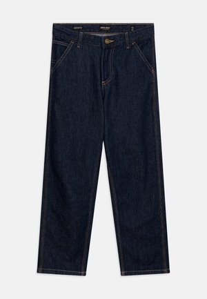 Jean denim bleu foncé coupe droite avec poches avant, passants de ceinture, fermeture par bouton et coutures marron visibles.