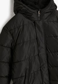 Schwarze Puffyjacke mit Kapuze, ausgestattet mit einem Reißverschluss, gestepptem Muster und seitlichen Taschen für zusätzlichen Nutzen.
