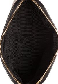 Černý sáček se zlatým zipem, interiér s vertikální vroubkovanou texturou, prostorný bez kapes nebo oddílů, lehký materiál.