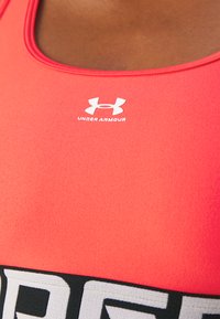 Under Armour MID BRANDED - Vidutiniškai krūtinę prilaikanti sportinė liemenėlė - red solstice/white