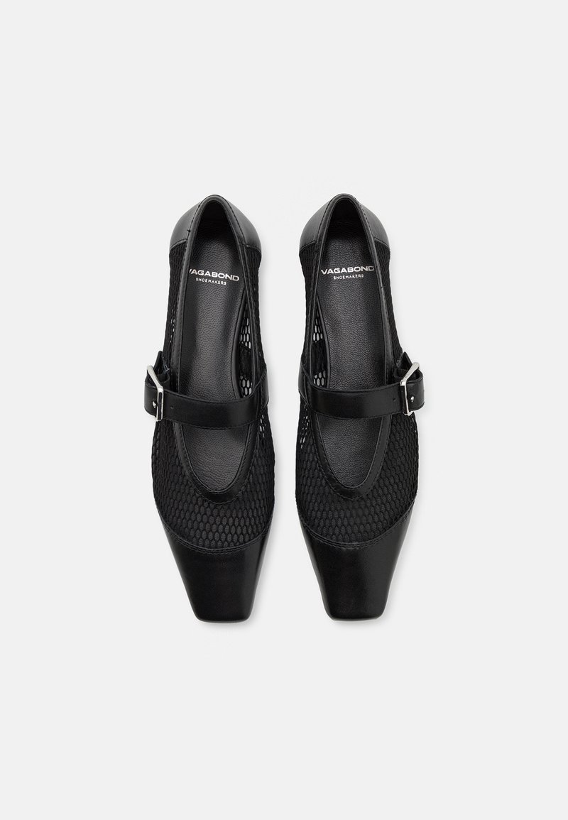 Schwarze Ballerinas aus Netz- und Glattleder, mit quadratischer Zehenform, verstellbarem Metallschnallenriemen und Markenlogo auf der Innensohle.