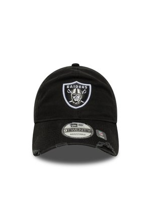 Schwarze verstellbare Kappe mit runder Krone, die auf der Vorderseite ein gesticktes Raiders-Logo und einen abgenutzten Schild zeigt.