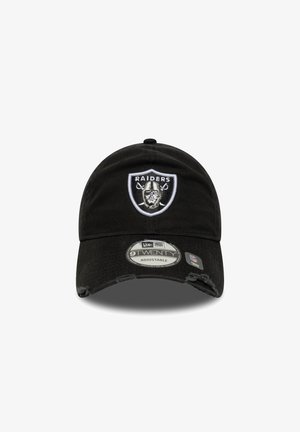 Melnā regulējamā cepure ar apaļu kroni, kurai priekšā ir izšūts Raiders logotips un nolietota viziera daļa.