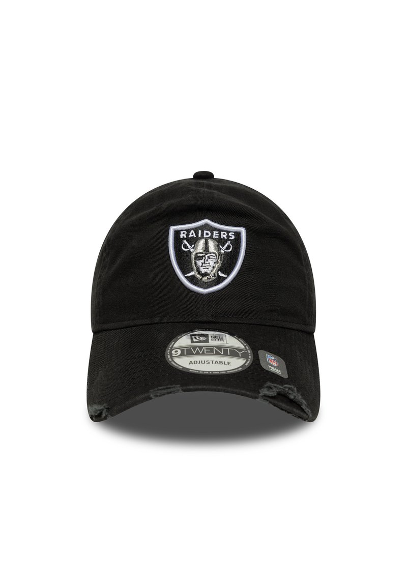 Schwarze verstellbare Kappe mit runder Krone, die auf der Vorderseite ein gesticktes Raiders-Logo und einen abgenutzten Schild zeigt.