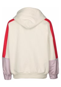 Sudadera con capucha en crema con acentos rojos y púrpuras claros en las mangas, hecha de material suave, con un corte holgado y puños acanalados.