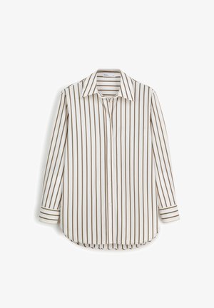 Biała koszula z długim rękawem z cienkimi pionowymi czarnymi i brązowymi paskami, zaostrzonym kołnierzykiem, zapinana na guziki z przodu i z mankietami na guziki.