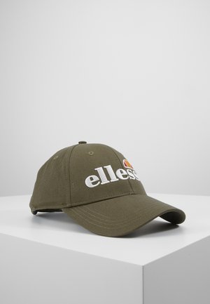 Oliven grøn kasket med buet skygge og hvid "ellesse" logo broderet på fronten, vist på en hvid sokkel.