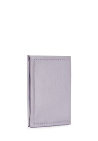 Portefeuille en tissu violet clair de forme rectangulaire, avec une texture lisse et un accent cousu sur le devant. Design simple et minimaliste.