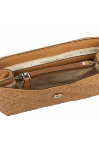 Beigefarbene gesteppteste Tasche aus Kunstleder mit Reißverschlussfach, Messingbeschlägen und einem gemusterten Innenfutter mit "GUESS"-Logo.