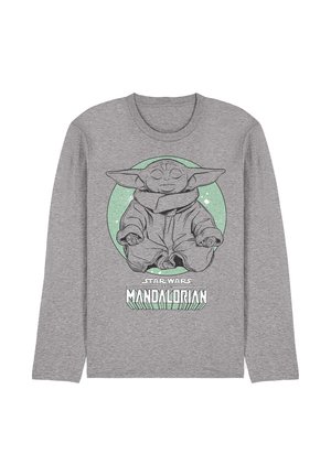 Graues Langarmshirt mit einem meditierenden Grogu (Baby Yoda) vor einem grünen Kreis im Hintergrund und dem Schriftzug "Star Wars The Mandalorian" darunter.