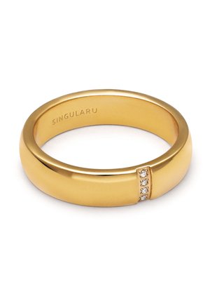 Anillo de banda de oro con una superficie lisa, con una fila vertical de tres pequeños diamantes incrustados y grabado "SINGULARU" en el interior.
