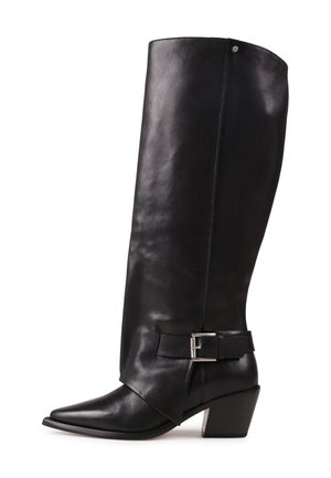 Botte en cuir noire hauteur genou avec bout pointu, talon bloc, et détail décoratif avec boucle et sangle latérale.