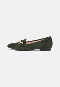 Mocassini in suede verde con punta arrotondata, caratterizzati da una fibbia in tonalità oro e un tacco basso nero. Design piatto, texture liscia.