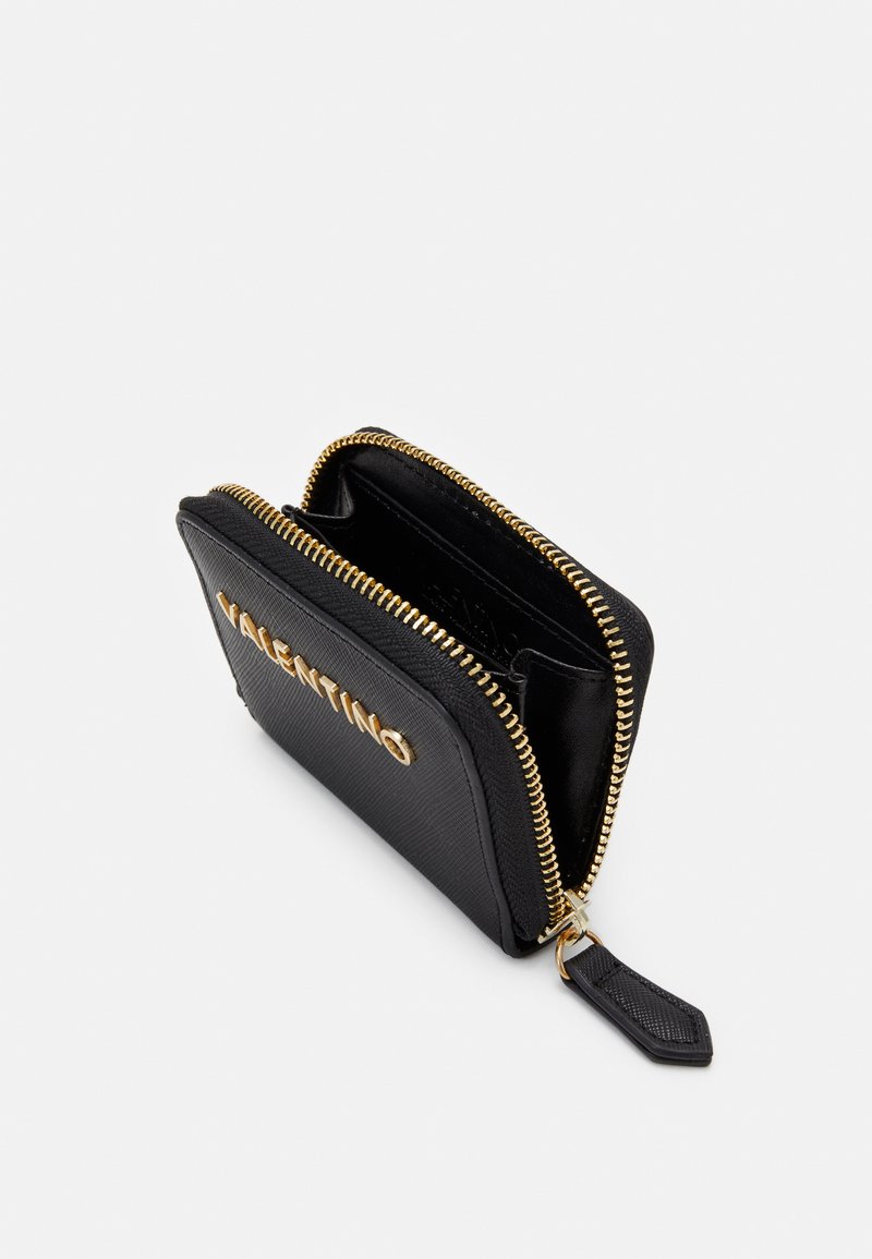 Cartera de cuero negra con herrajes en tono dorado, cierre con cremallera y logotipo en relieve en el frente. Diseño compacto con un acabado texturizado.